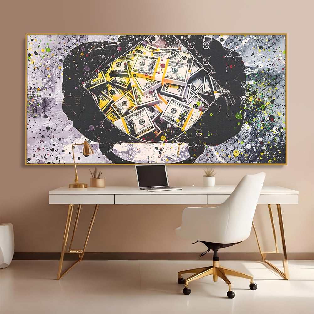 Tablou canvas cu pictura valiza plina cu dolari, in rama de aluminiu auriu, pe perete intr-un birou